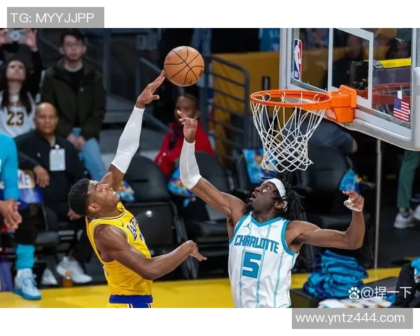 夏洛特黄蜂与洛杉矶湖人激战正酣球迷期待精彩对决与精彩瞬间 夏洛特黄蜂与洛杉矶湖人激战正酣球迷期待精彩对决与精彩瞬间