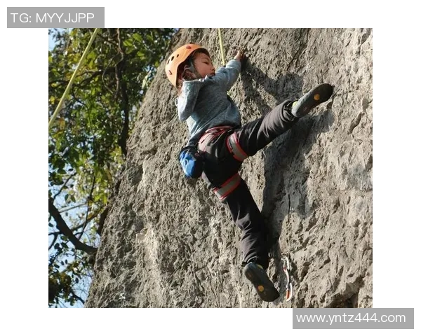 成都攀岩队的防守策略解析与攀岩热点的深度探讨